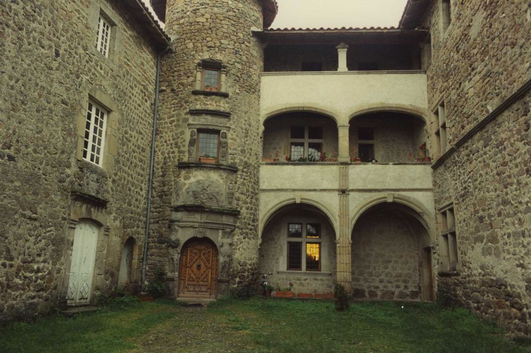 Château : Cour intérieure, façade est, vue générale