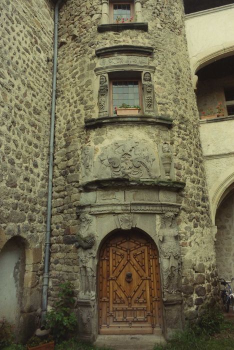 Château : Cour intérieure, façade est, tour d’escalier, vue partielle