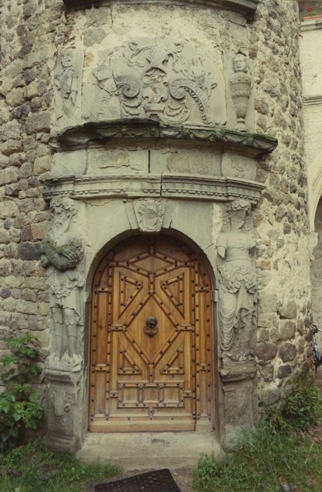 Château : Cour intérieure, façade est, tour d’escalier, détail de la porte d’accès