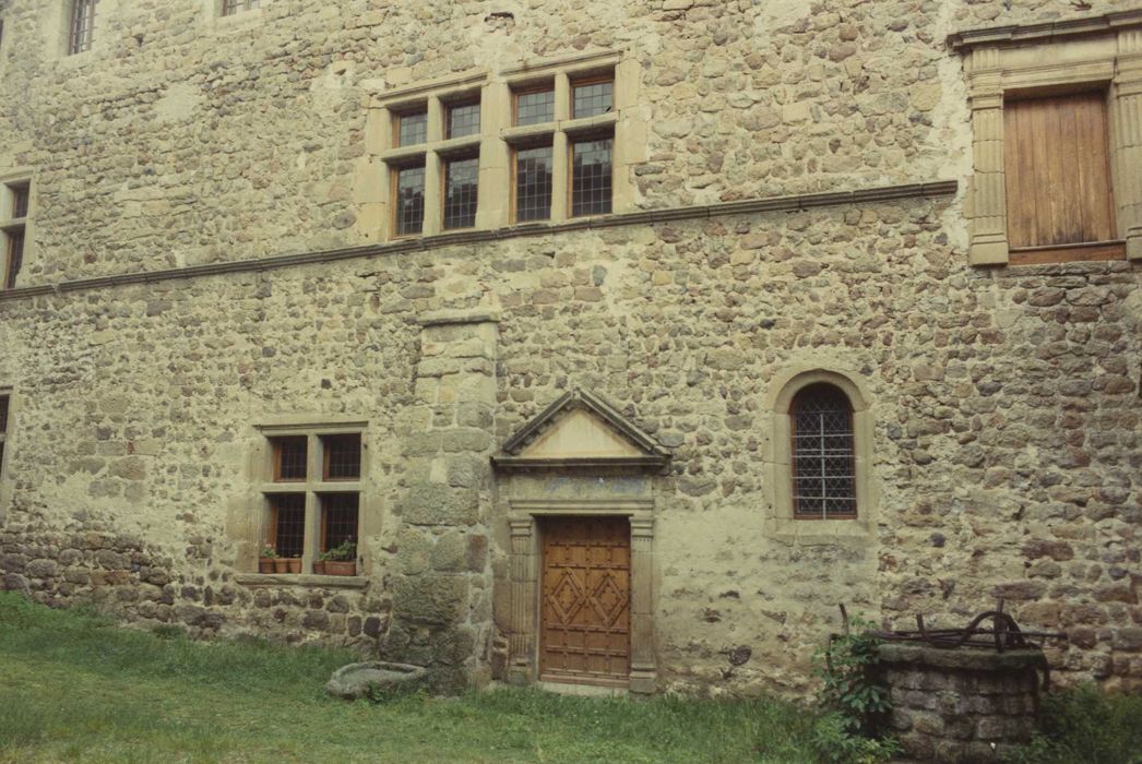 Château : Cour intérieure, façade sud, vue partielle