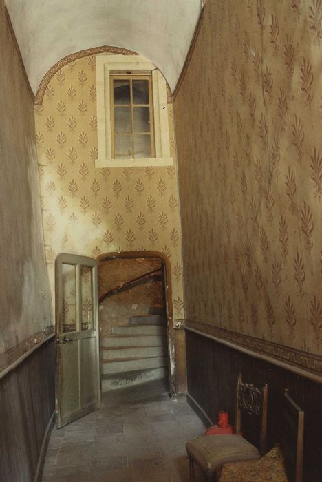 Château de Torsiac : Vestibule conduisant à l’escalier à vis, vue générale