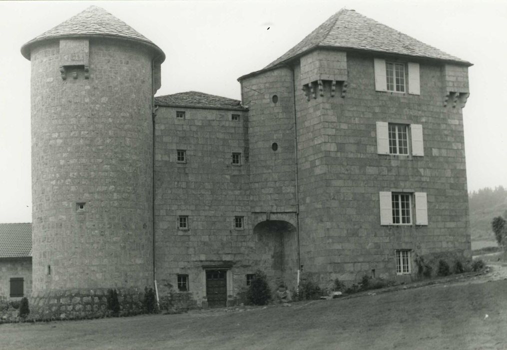 Château du Besset : Ensemble sud-est, vue générale