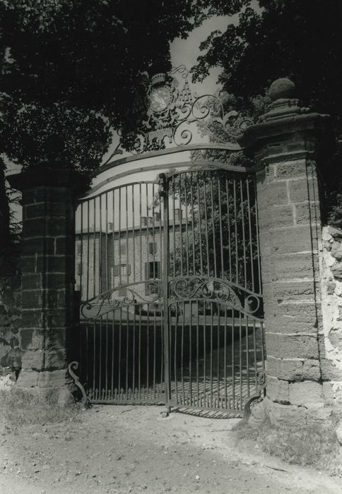 Château du Thiollent : Grilles d’accès est, vue générale