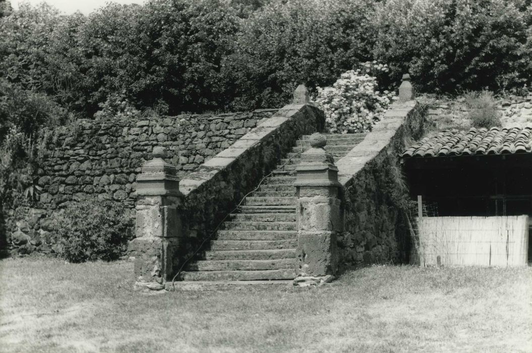 Château du Thiollent : Jardin, détail d’un escalier menant à une terrasse