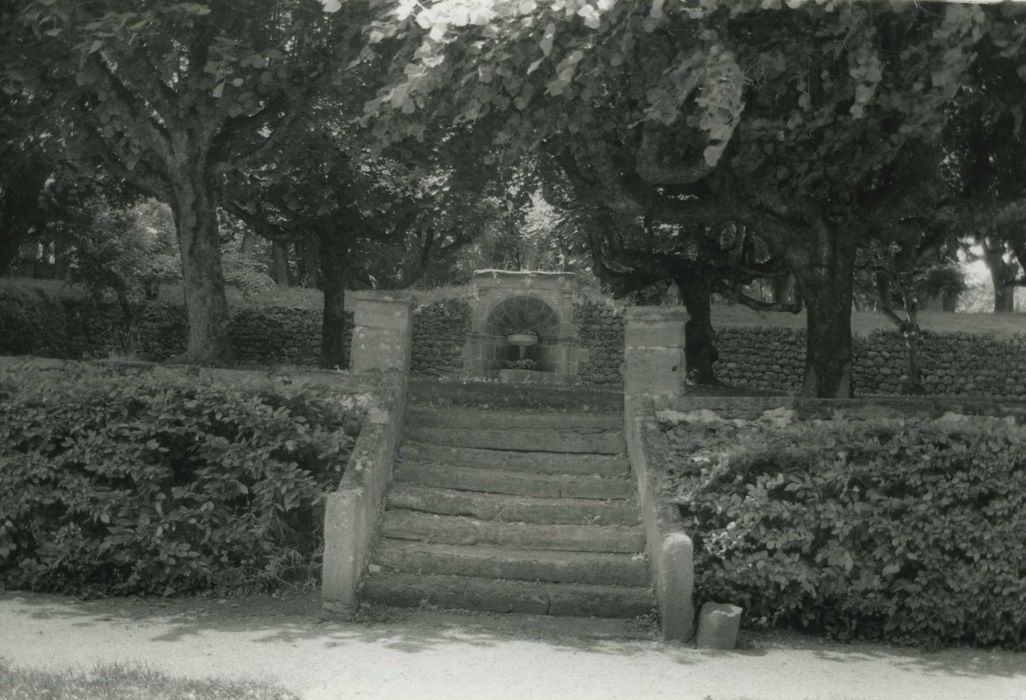 Château du Thiollent : Jardin, détail d’un escalier menant à une terrasse