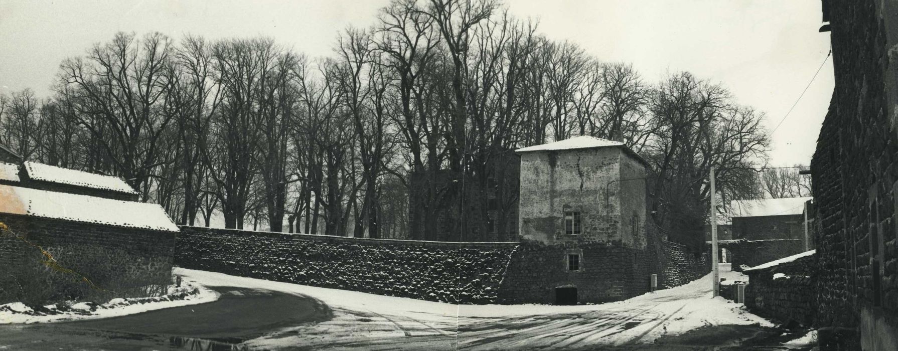 Château du Thiollent : Mur de soutènement du parc côté nord, vue générale