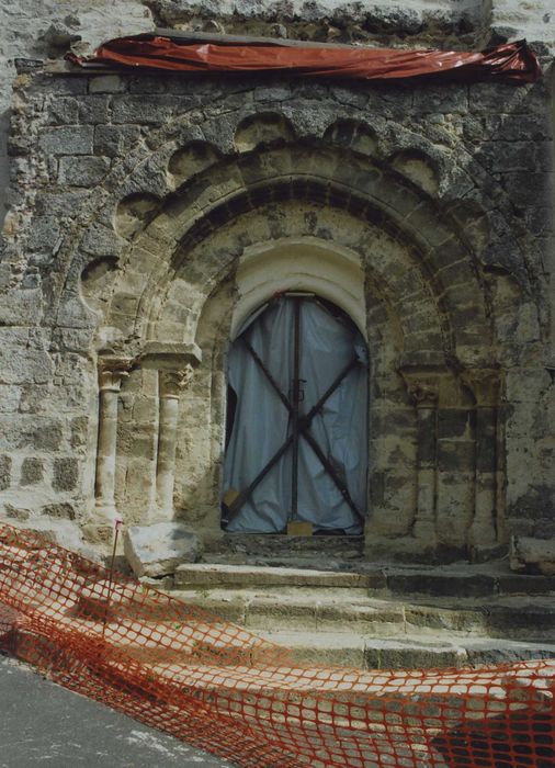 Eglise Saint-Victor : Façade latérale sud, portail d’accès, vue générale