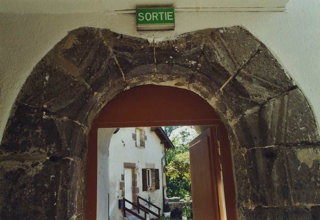 Léproserie de la Bajasse : Portail sud, vue partielle