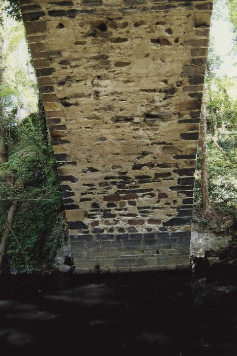 Pont de la Bajasse (également sur commune de Fontannes) : Détail des maçonneries