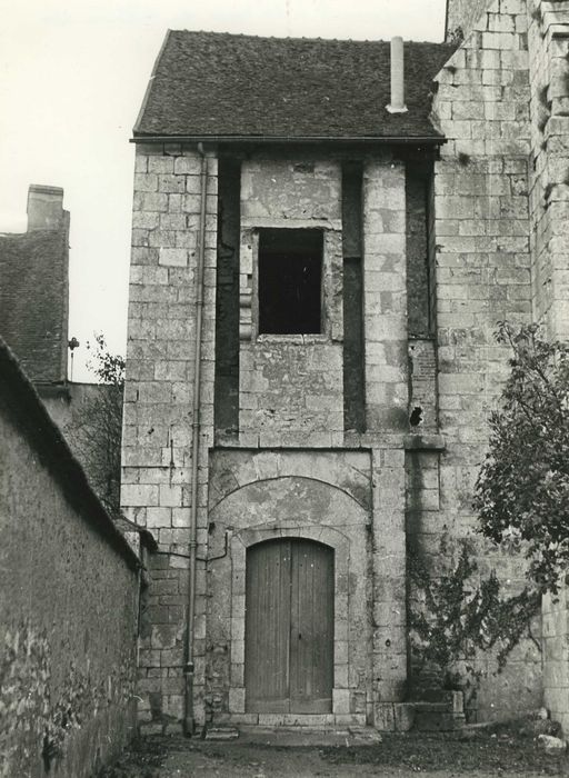 Entrée de l’ancien château côté nord, bâtiment prolongeant le bras du transept