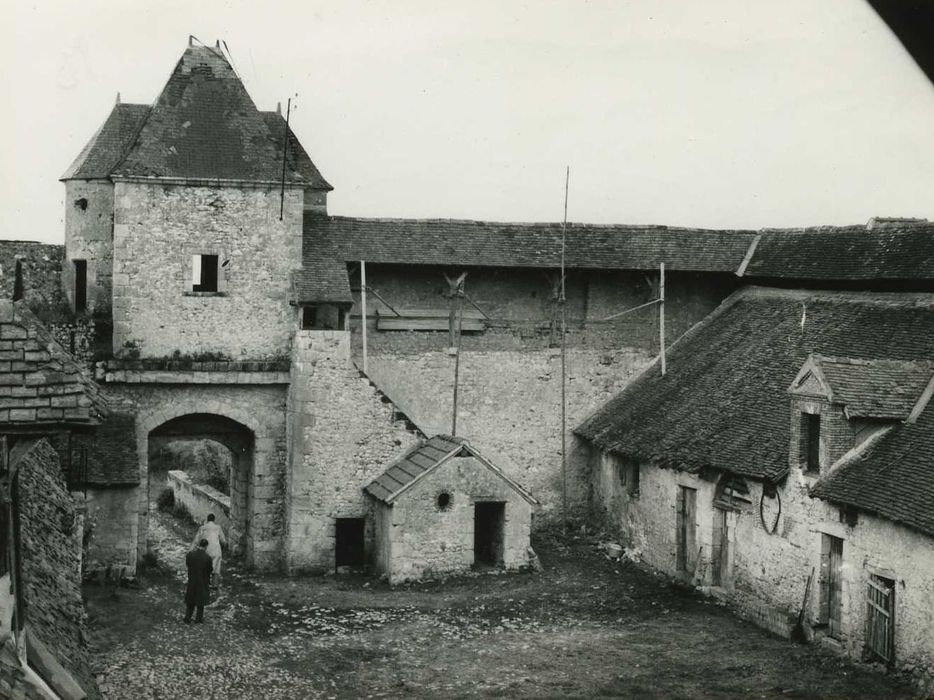 Château d'Assay : Cour intérieure, façade sud-ouest, vue générale