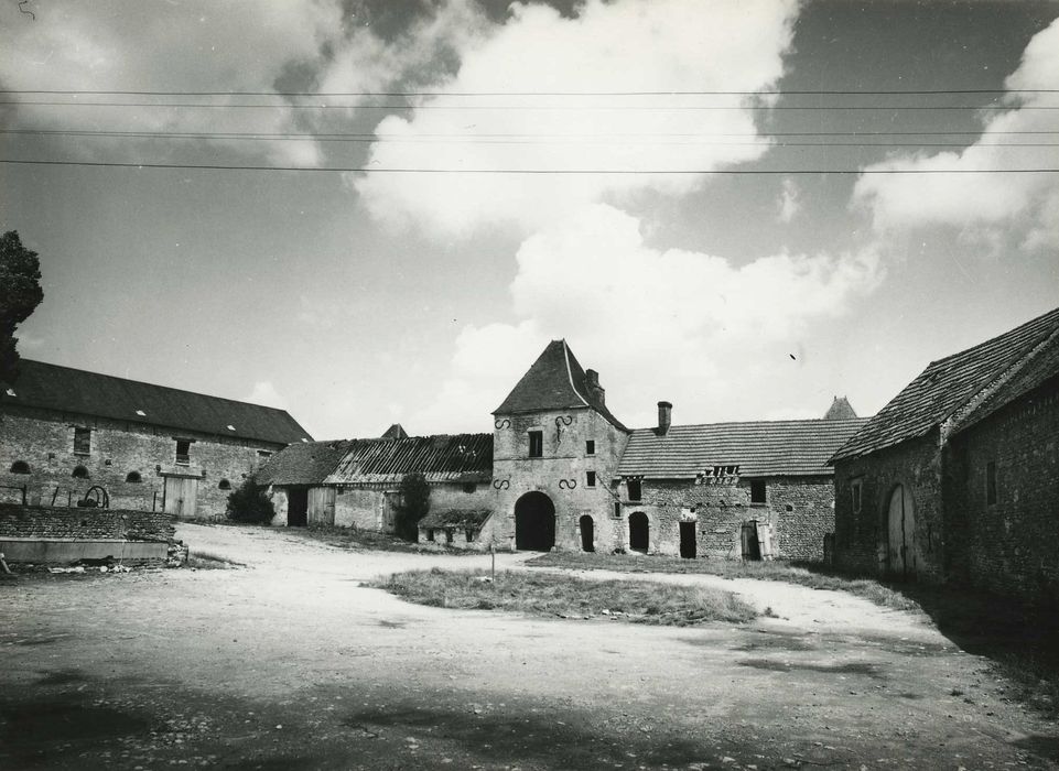 Manoir de la Taille : Cour intérieure, ensemble ouest, vue générale