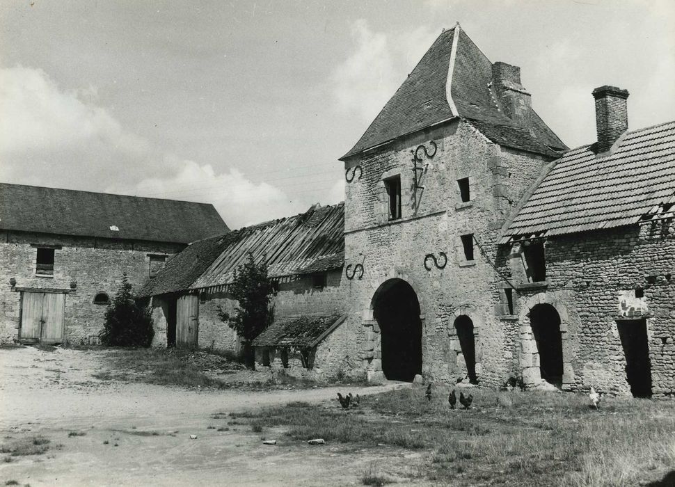 Manoir de la Taille : Cour intérieure, ensemble ouest, vue partielle