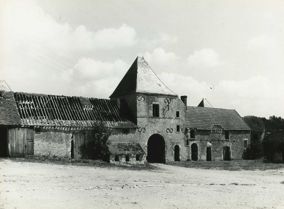 Manoir de la Taille : Cour intérieure, ensemble ouest, vue partielle