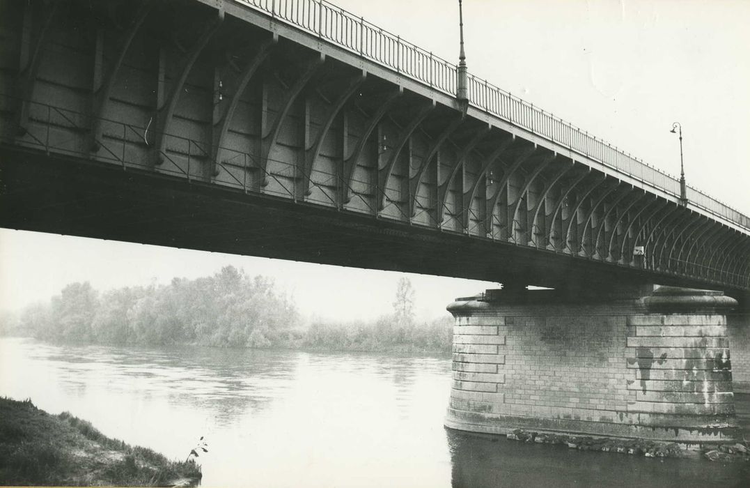 Pont-canal sur la Loire (également sur commune de Saint-Firmin-sur-Loire) : Vue partielle du pont