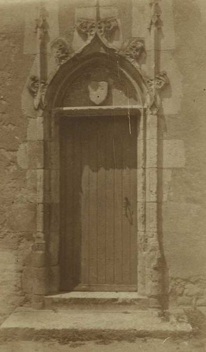 Eglise Sainte-Marguerite : Portail latérale, vue générale