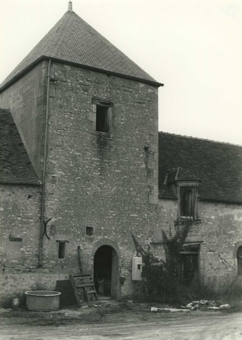 Château de la Luzerne : Pigeonnier, vue générale