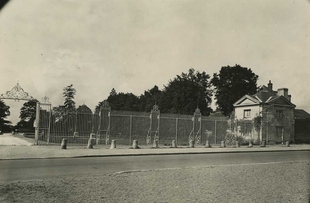 Château : Grilles de clôture nord-est, vue générale