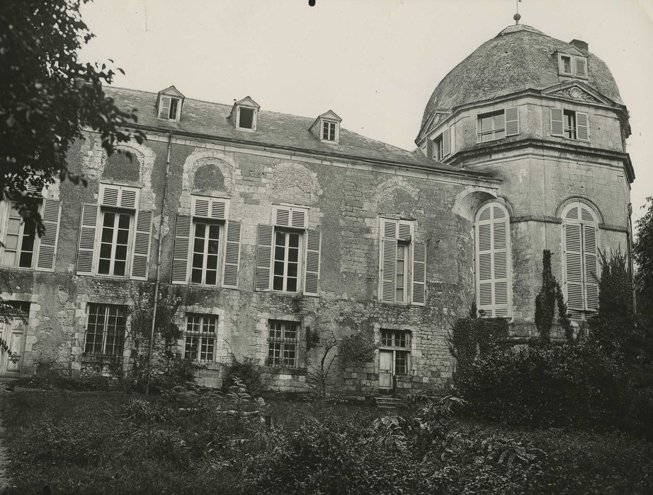 Château : Façade ouest, vue partielle