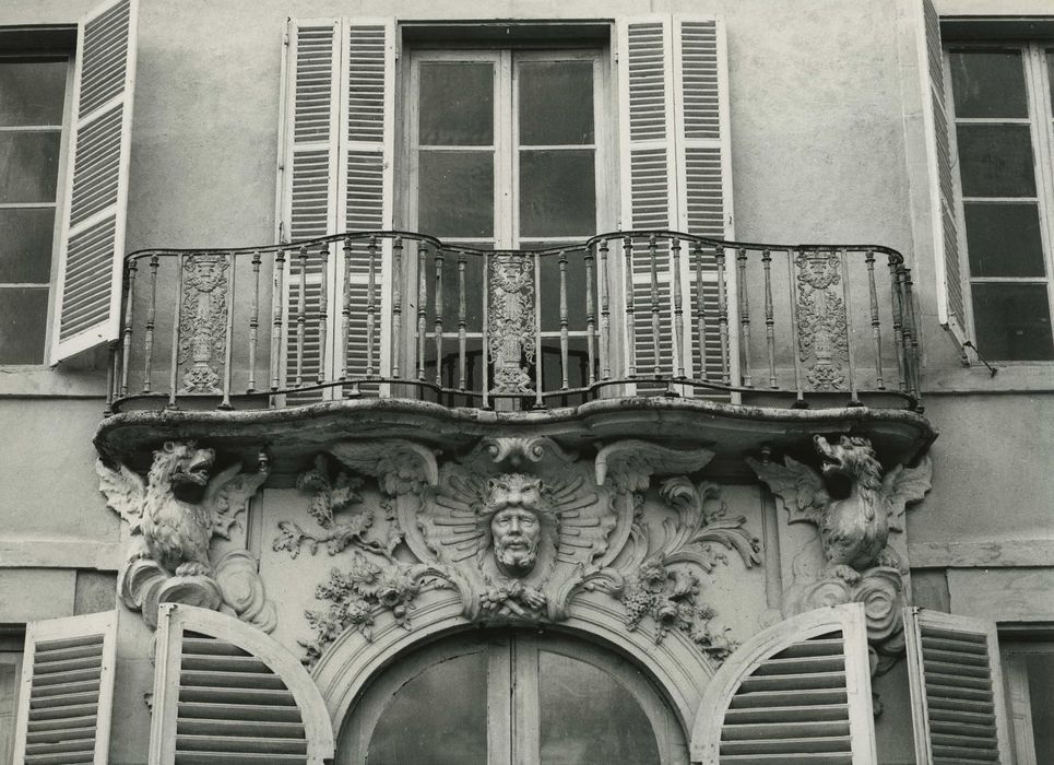 Château : Ensemble sud-est, détail du balcon de la fenêtre axiale