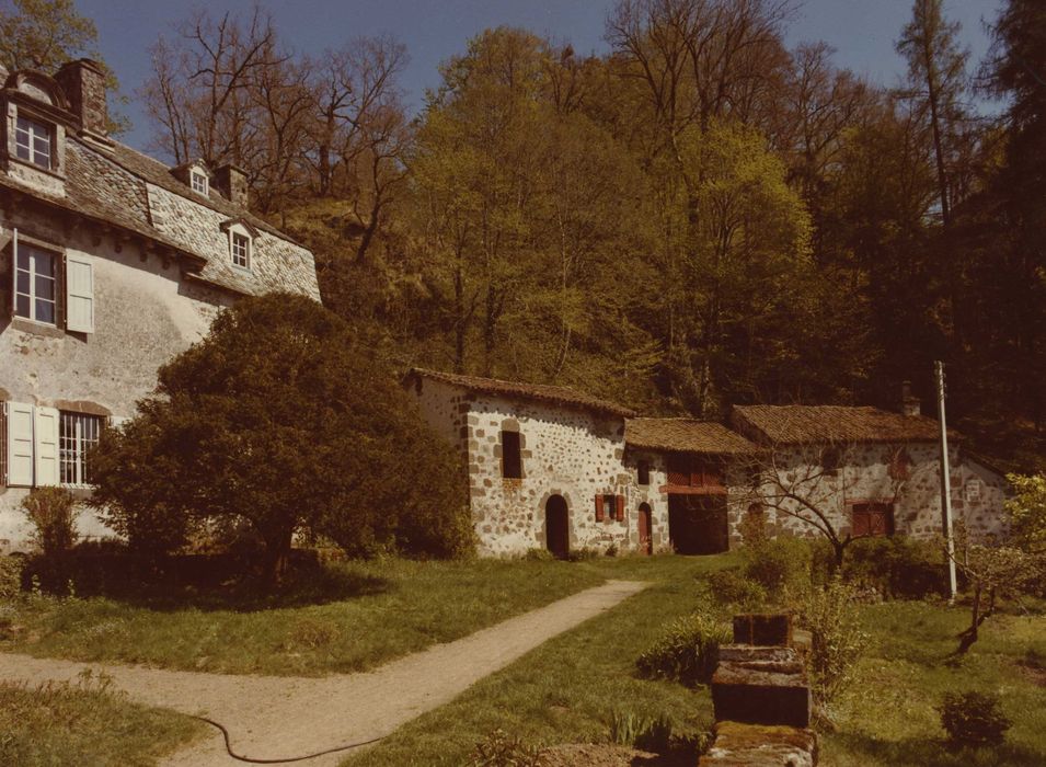 Château de Clavières : Communs, ensemble ouest, vue générale