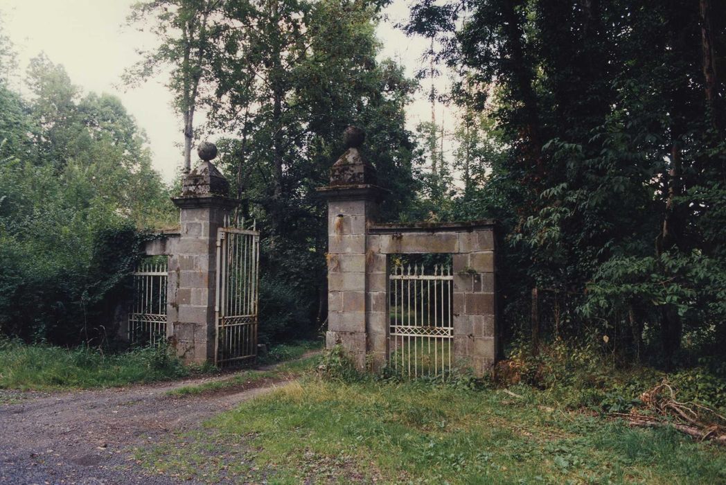 Château de Caillac : Grilles d’accès sud, vue générale