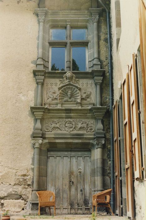 Château de Caillac : Aile ouest, façade est, vue partielle