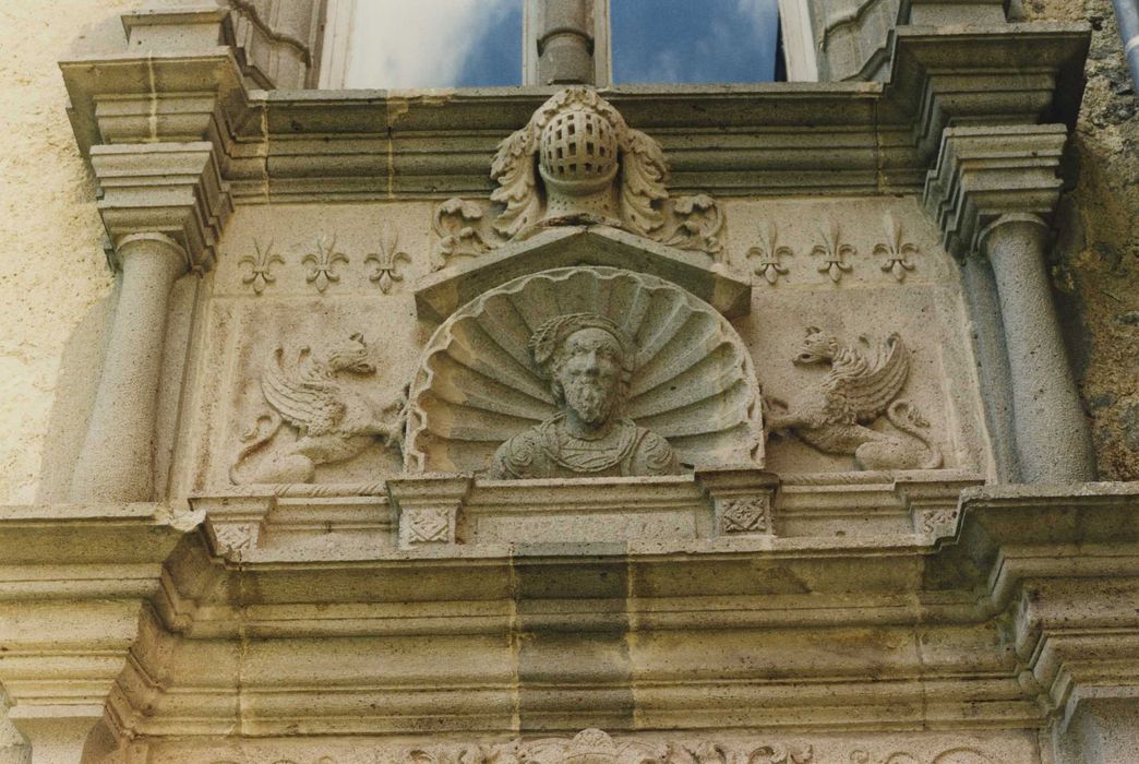 Château de Caillac : Aile ouest, façade est, détail