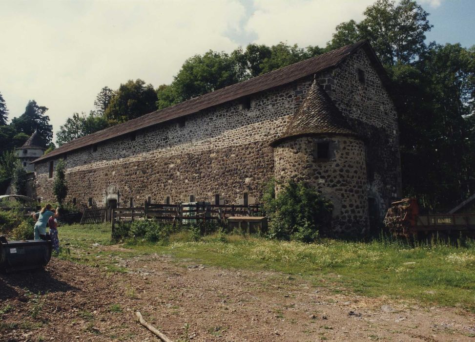 Château de Caillac : Grange étable, ensemble sud, vue générale