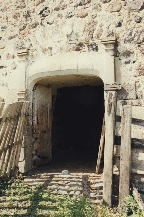 Château de Caillac : Grange étable, porte d’accès sud, vue générale