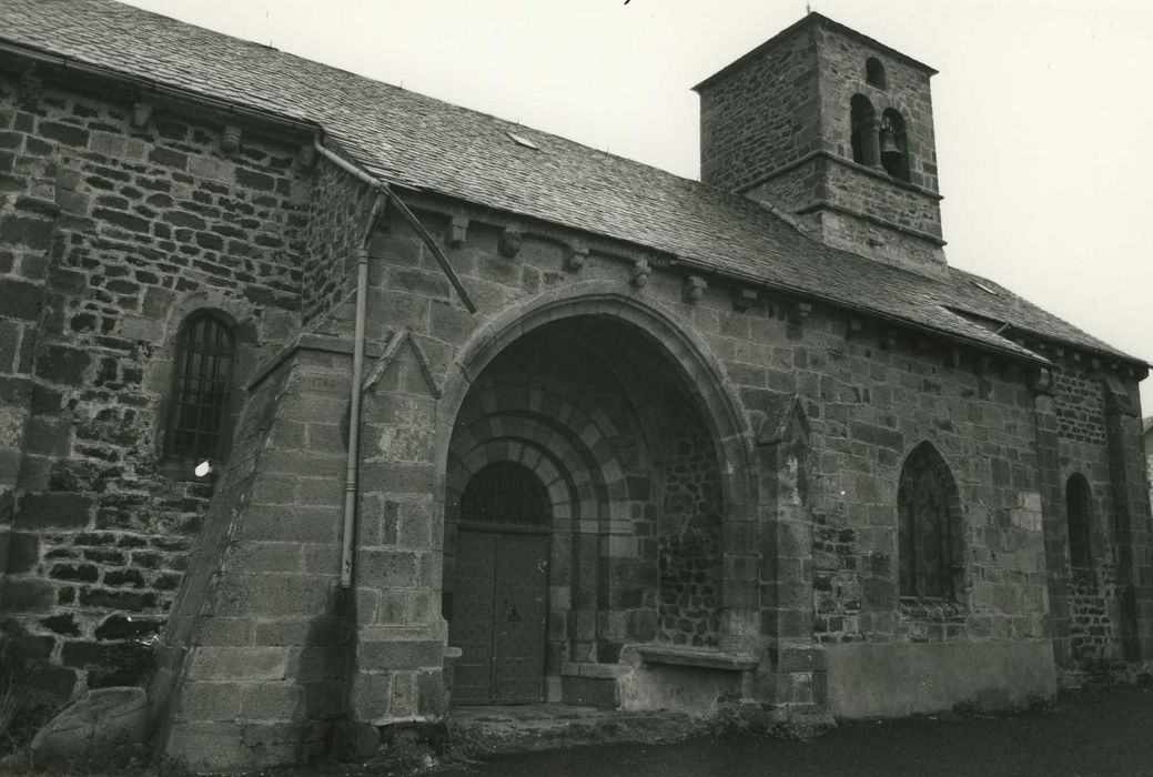 Eglise Saint-Caprais : Façade latérale sud, vue générale