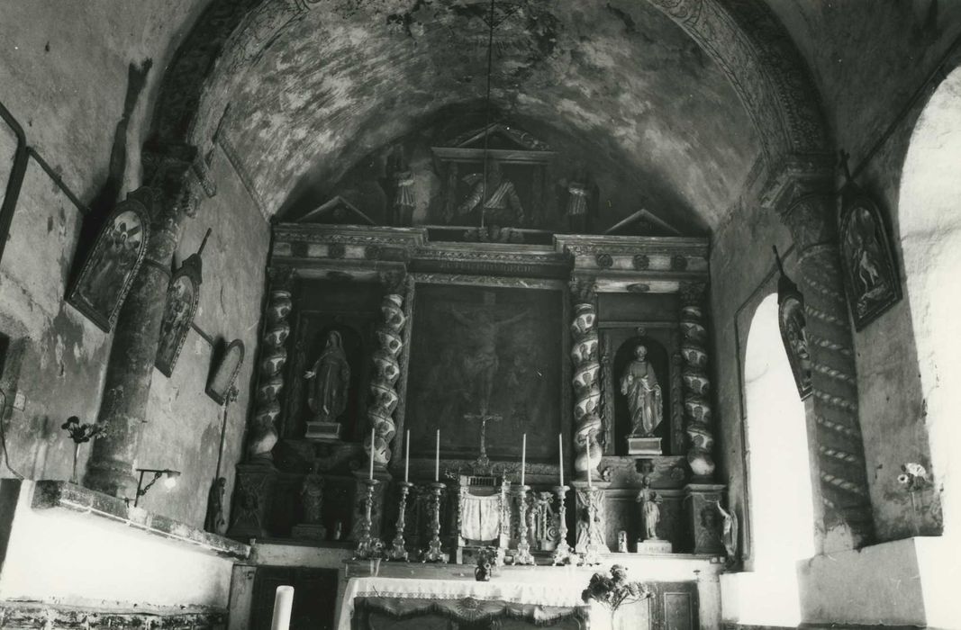 Retable du maître-autel et son tableau : Crucifixion avec la Vierge et saint Jean