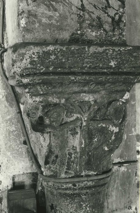 Eglise Saint-Caprais : détail d’un chapiteau, Adam et Eve