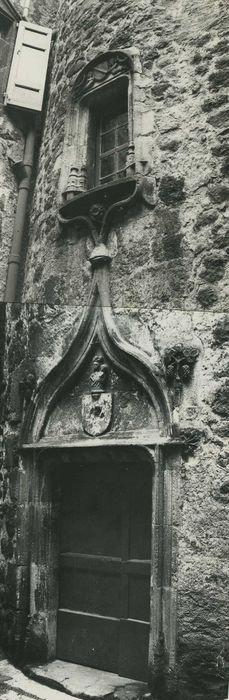 Maison : Cour intérieure, porte d’accès au logis, vue générale