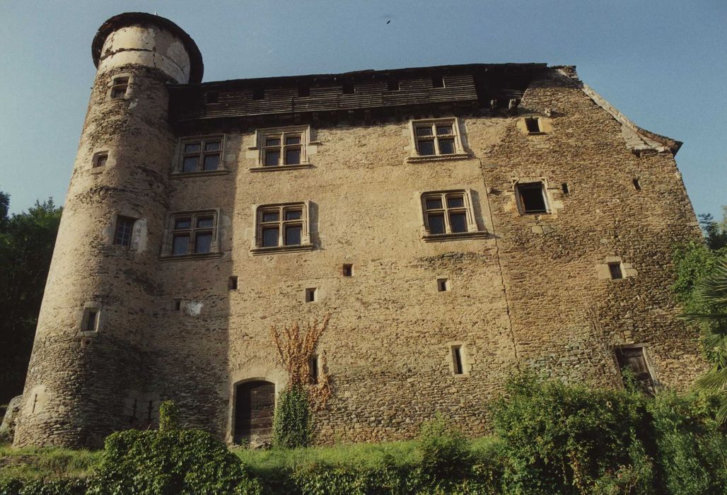 Château fort de Vieillevie : Façade sud, vue générale