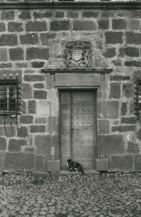 Maison de Chaylus : Façade sud-ouest, porte d’accès au logis, vue générale