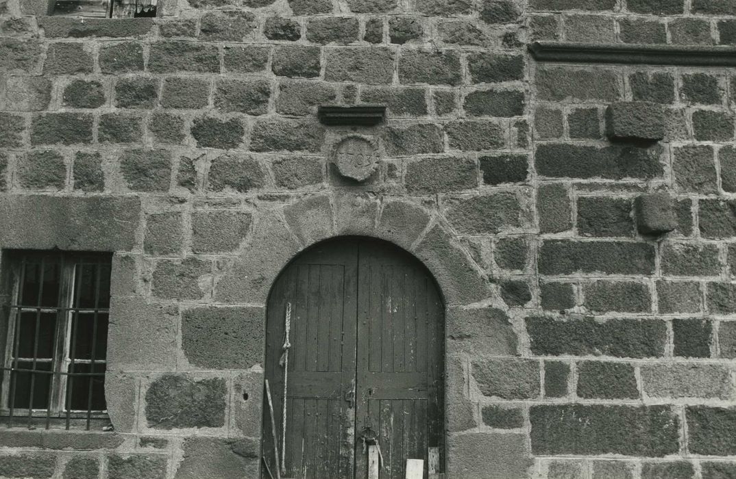 Maison de Chaylus : Façade sud-ouest, porte d’accès à la laiterie, vue partielle