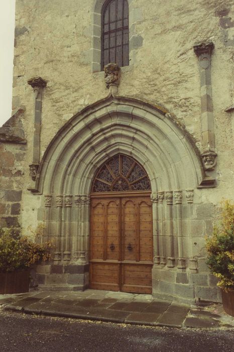 Eglise Saint-Pierre : Portail est, vue générale