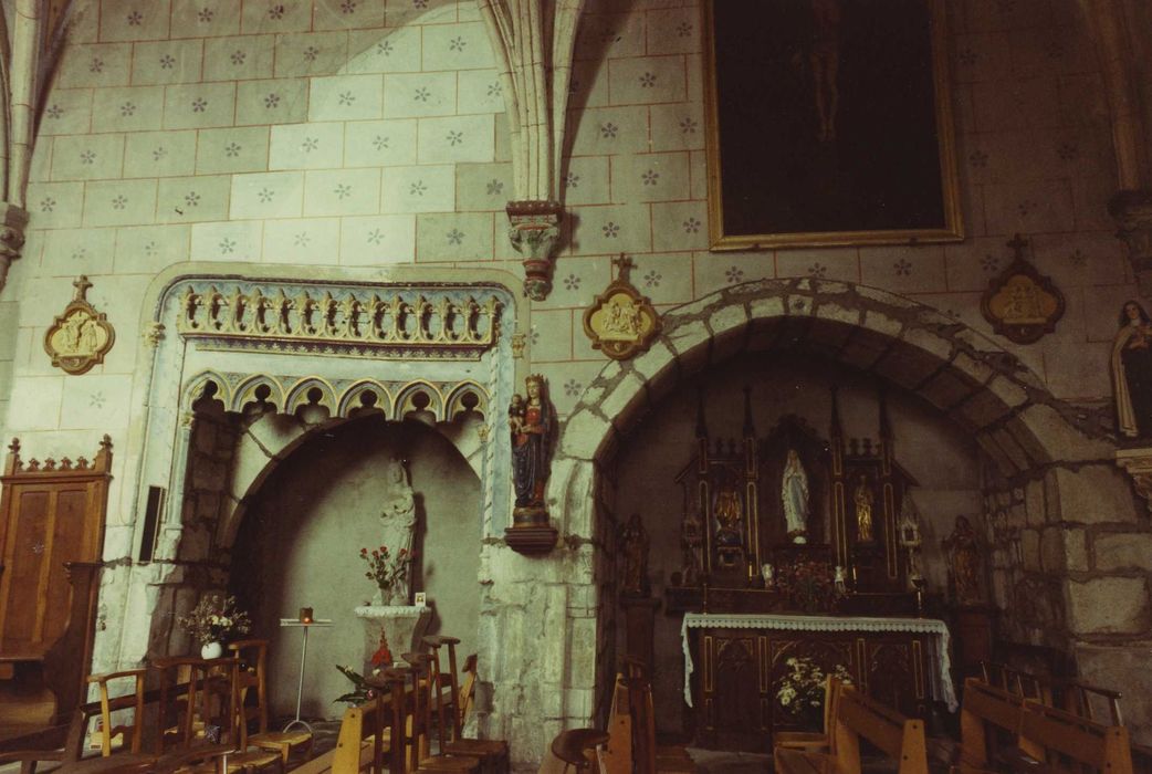 Eglise Saint-Pierre : Nef, mur nord, vue partielle