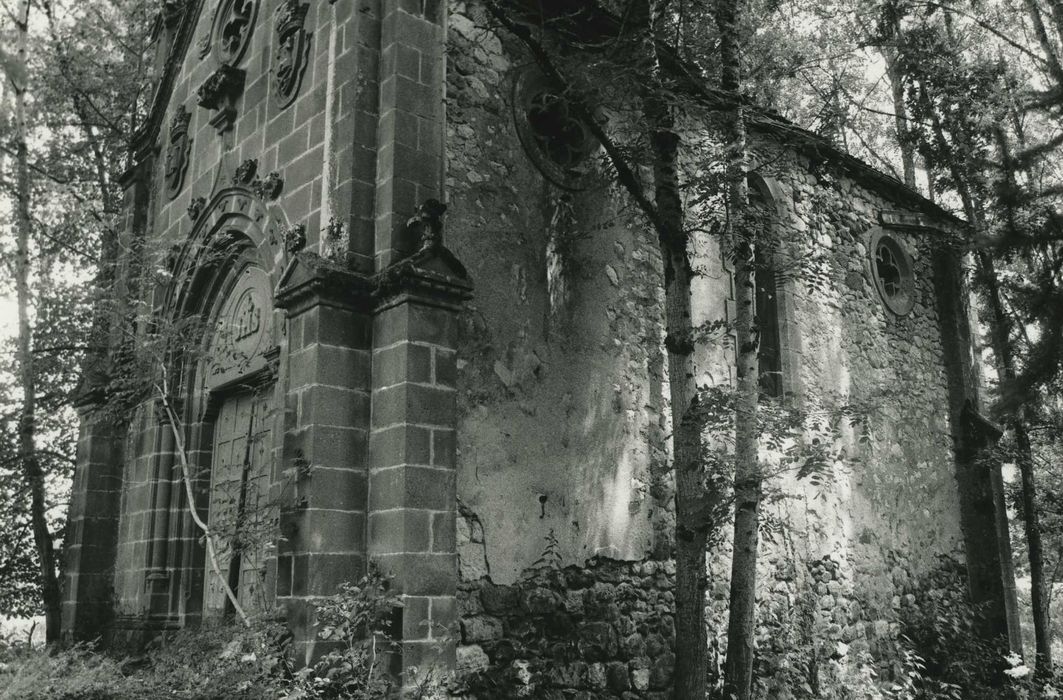 Château du Doux : Chapelle, façades nord et ouest, vue partielle