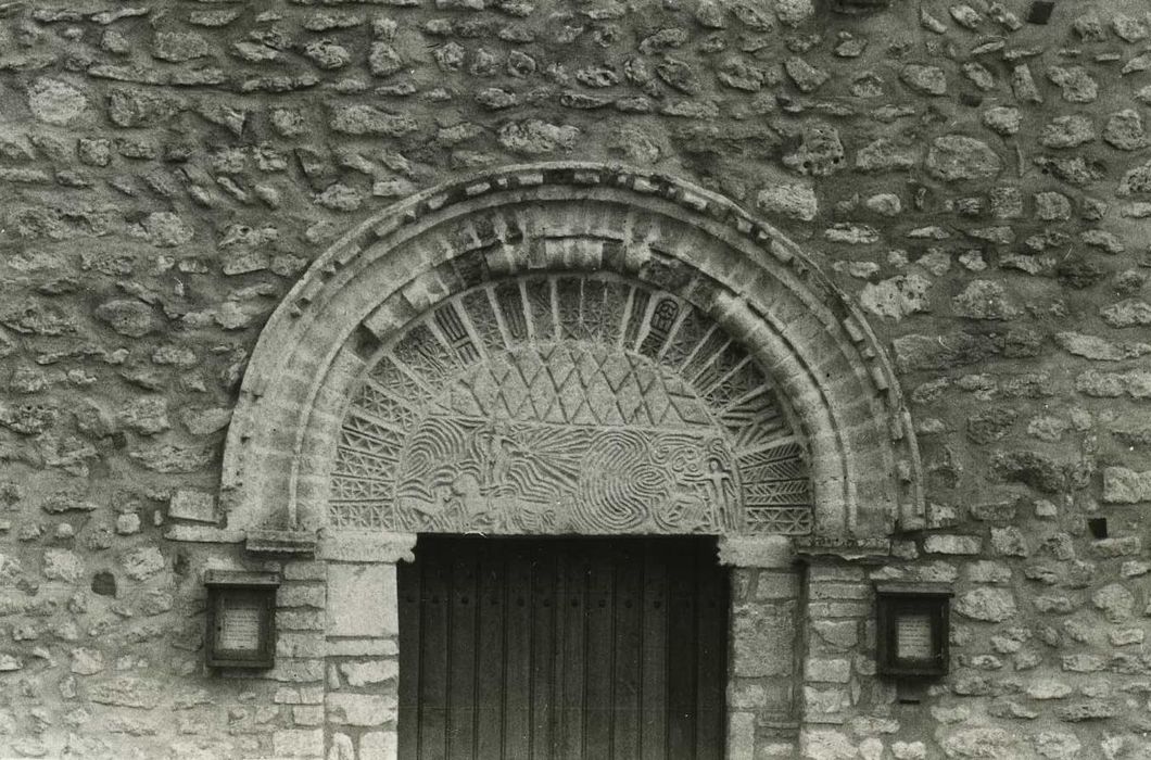 Ancienne église Saint-Martin : Portail d’accès ouest, détail du tympan