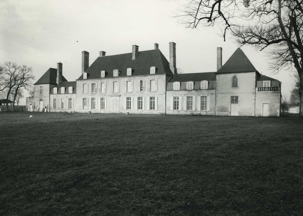 Château de Denainvilliers : Ensemble sud-est, vue générale