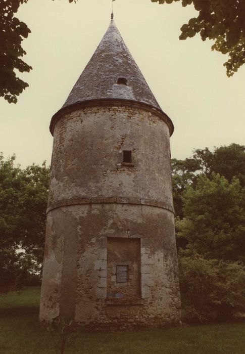 Château de Denainvilliers : Ancienne tour devenu pigeonnier, vue générale