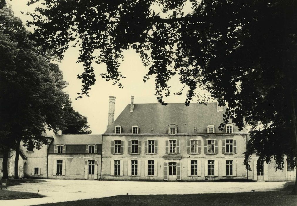 Château de Denainvilliers : Ensemble nord-ouest, vue partielle