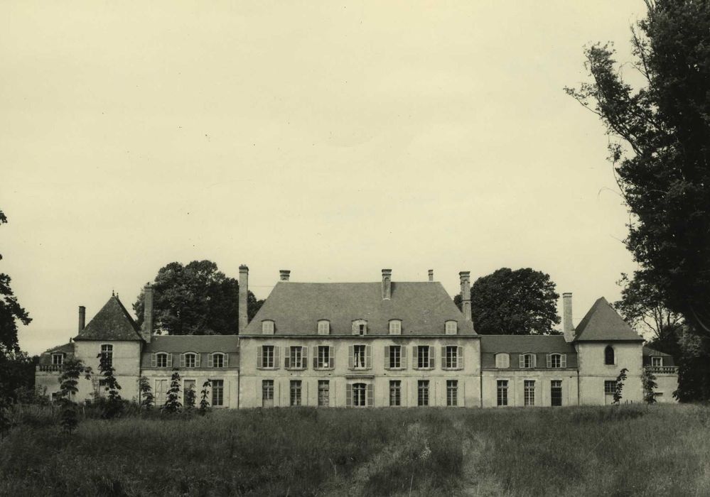 Château de Denainvilliers : Ensemble sud-est, vue générale