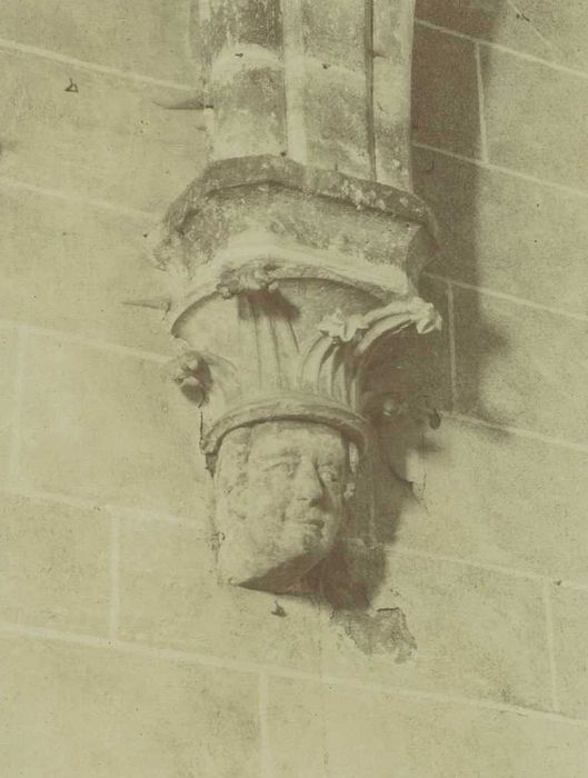 Eglise Saint-Etienne : Nef, détail d’un culot sculpté