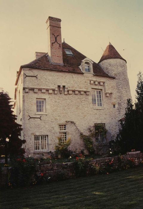 Maison-forte de Gaudigny : Façade est, vue générale