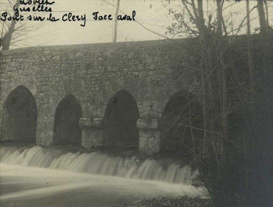 Pont sur la Cléry dit Le Gril de Corbelin : Vue partielle