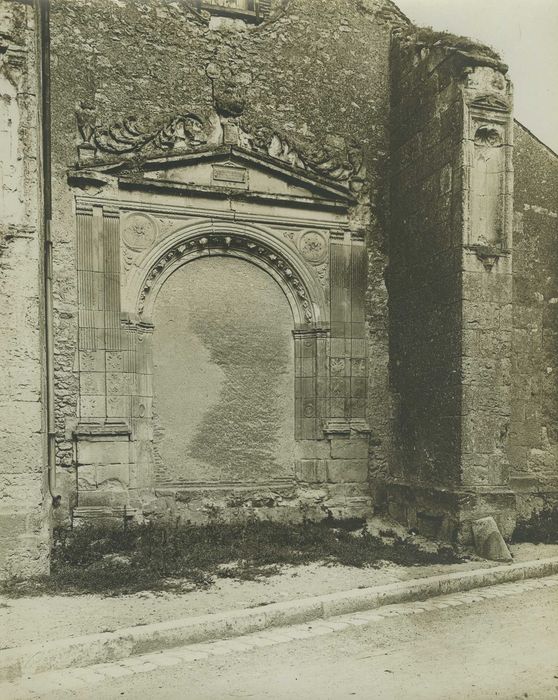 Eglise Saint-Loup : Portail (ancien) occidental, vue générale