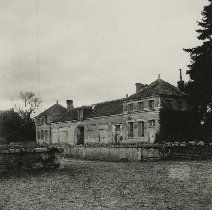 Château de Pully : Communs, aile est, façade ouest, vue générale